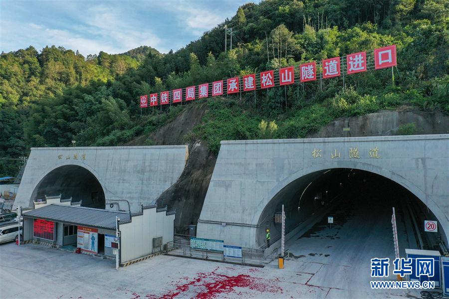 （經(jīng)濟(jì)）（1）廣東：韶新高速松山隧道全線(xiàn)貫通